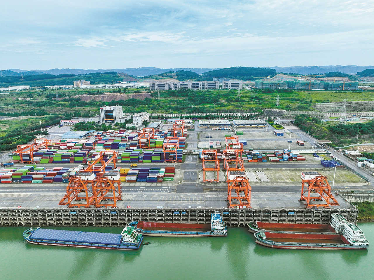 1-8月宜賓主要經(jīng)濟指標數(shù)據(jù)出爐 新能源汽車增長96.8%，互聯(lián)網(wǎng)信息服務(wù)表現(xiàn)亮眼